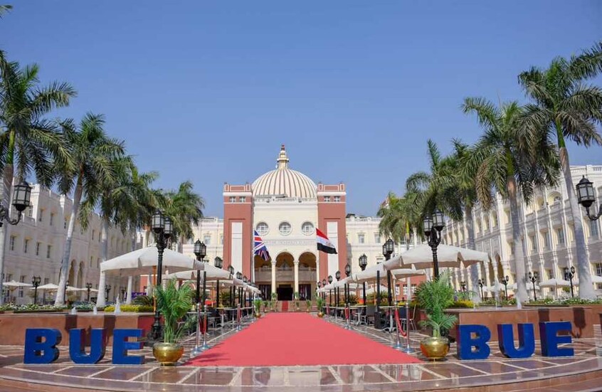 محذرة من إساءة استخدام اسمها.. الجامعة البريطانية تكذب فنانا مصريا