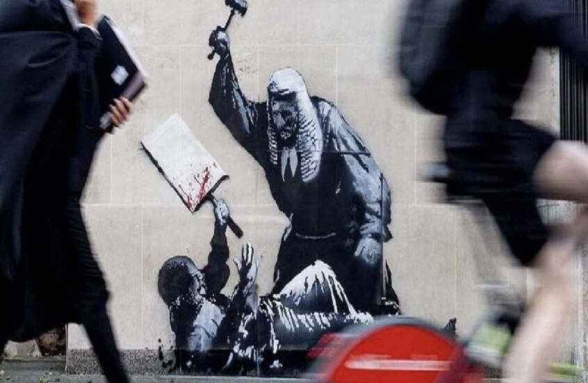 حجب رسوم غرافيتي بأسلوب بانكسي من الظهور للعامة على جدران المحاكم الملكية للعدل في وستمنستر بلندن