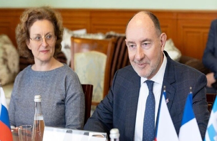 حفيد ديغول يعرب عن رغبته في الانتقال والعيش في روسيا مع زوجته (صور)