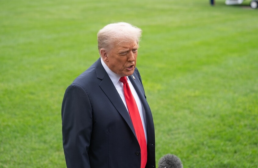 نواب ديمقراطيون ينشرون رسالة بها إيحاءات جنسية إلى إبستين يزعم أنها تحمل توقيع ترامب