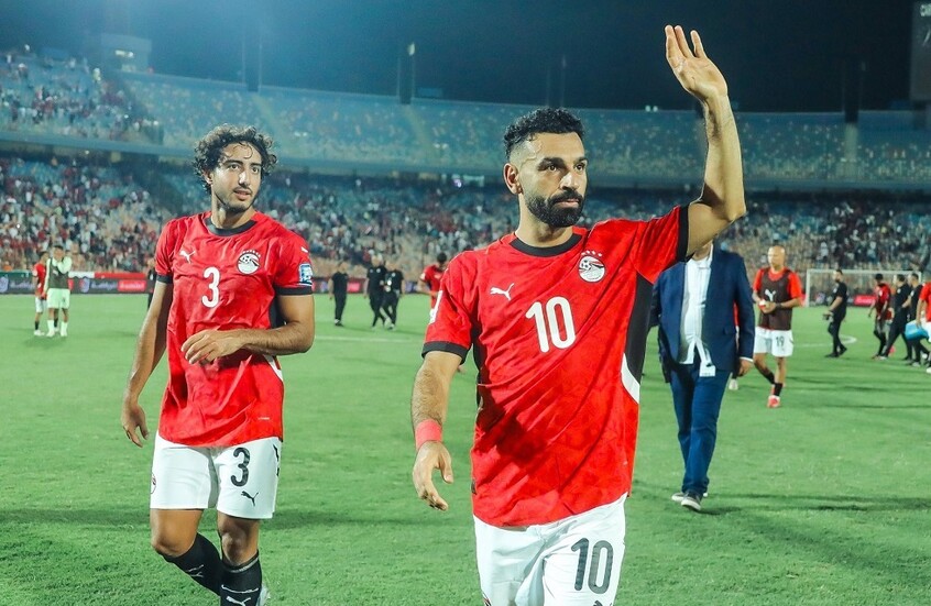 "فيلم عبر التلفاز".. صلاح يشارك متابعيه بصورة مع لاعبي منتخب مصر في الفندق