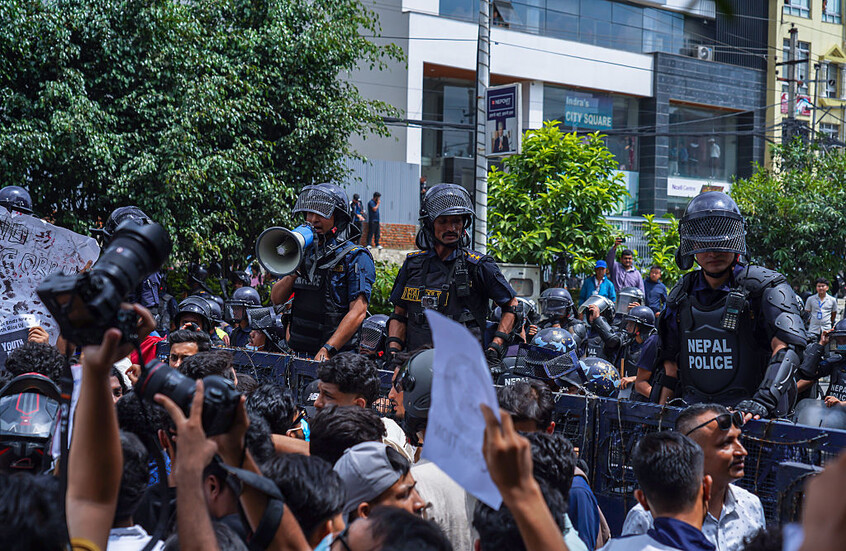 إعلام: إجلاء مسؤولين حكوميين في نيبال بطائرات هليكوبتر عسكرية (فيديو)