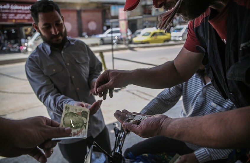 خبراء: تراجع حاد في سعر صرف الليرة مع إقبال السوريين على الدولار بعد قرار تبديل العملة