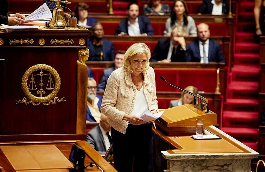 ما أسباب جمود السياسة الفرنسية؟