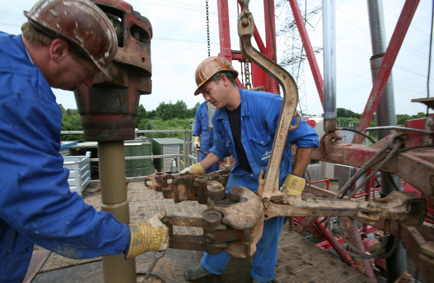 "فاينانشال تايمز": شركات النفط العملاقة تخفض استثماراتها تحسبا لركود طويل في الأسعار