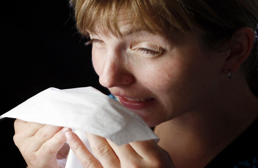 سبب حدوث ومضات قصيرة عند العطس