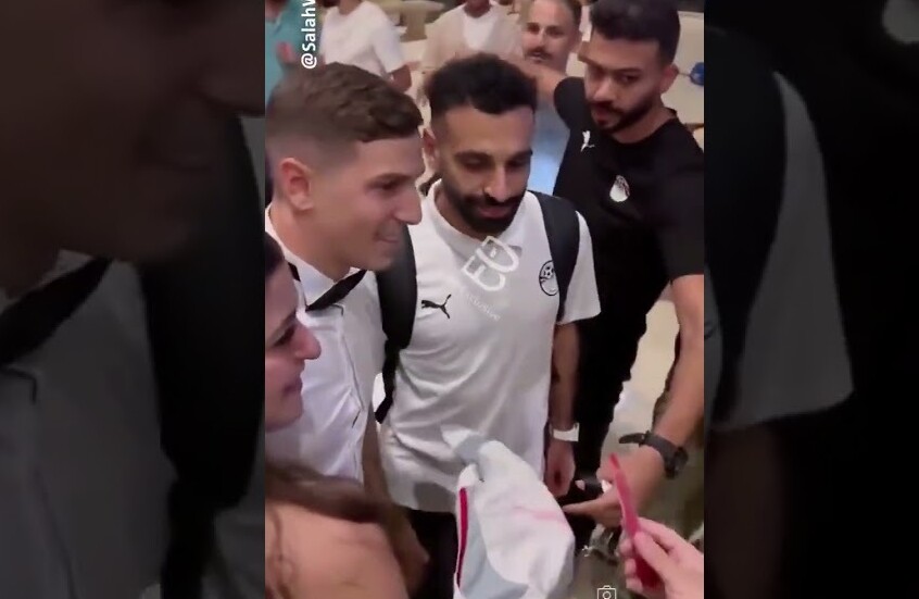"زهقتني من مكة".. رد مفاجئ من صلاح على مشجع