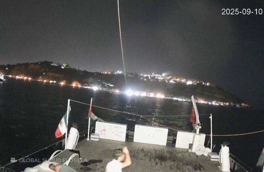 لحظة تعرض سفينة "أسطول الصمود" للهجوم بقنبلة حارقة في ميناء تونس