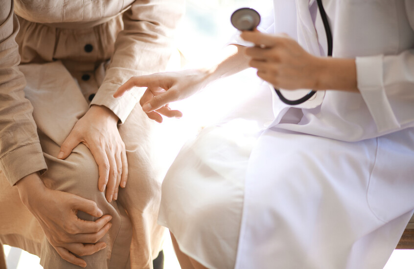 هل تصدر ركبتاك أصواتا غريبة؟.. متى ينذر ذلك بالخطر ومتى يكون طبيعيا؟؟