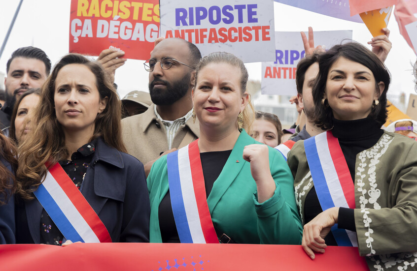 80 ألف طالب يشاركون في احتجاجات حاشدة في فرنسا مطالبين باستقالة ماكرون (فيديو)