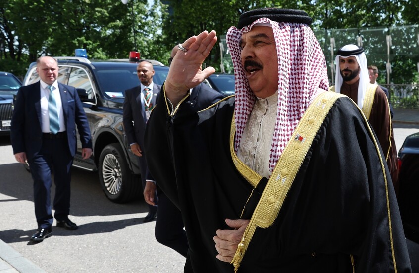 ملك البحرين يستخدم سيارة "أوروس" الروسية التي أهداها له بوتين (فيديو)