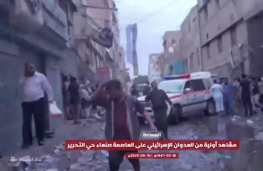 دمار وسيارات إسعاف في حي التحرير بصنعاء عقب غارات إسرائيلية