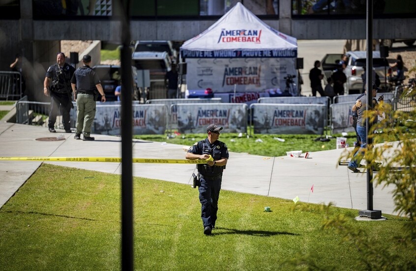 كشفوا هويته.. تداول صورة لشخص محتجز مشتبه به في قتل الناشط والمؤثر الأمريكي تشارلي كيرك