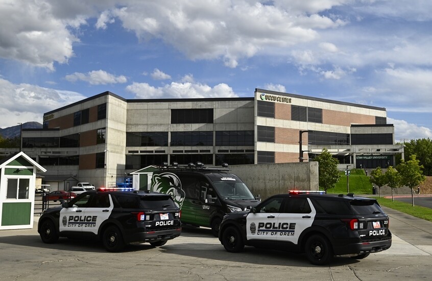 "القناص فوق السطح".. تداول مقطع فيديو فيه يزعم ناشروه رصد قاتل كيرك قبل تنفيذ العملية