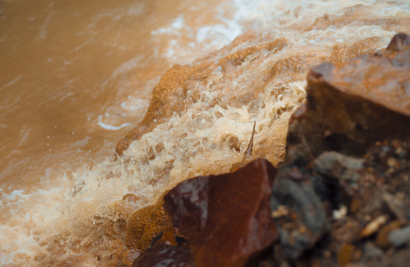 ظاهرة غامضة.. أنهار ألاسكا تتحول إلى اللون البرتقالي!