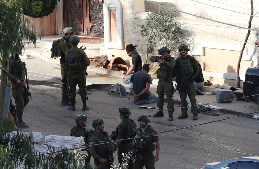 القوات الإسرائيلية تعتقل 30 فلسطينيا في الضفة والقدس