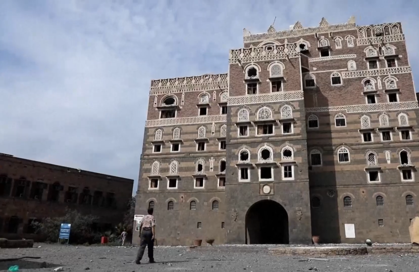 أضرار جسيمة تلحق بمبنى المتحف الوطني اليمني في صنعاء جراء الغارة الإسرائيلية