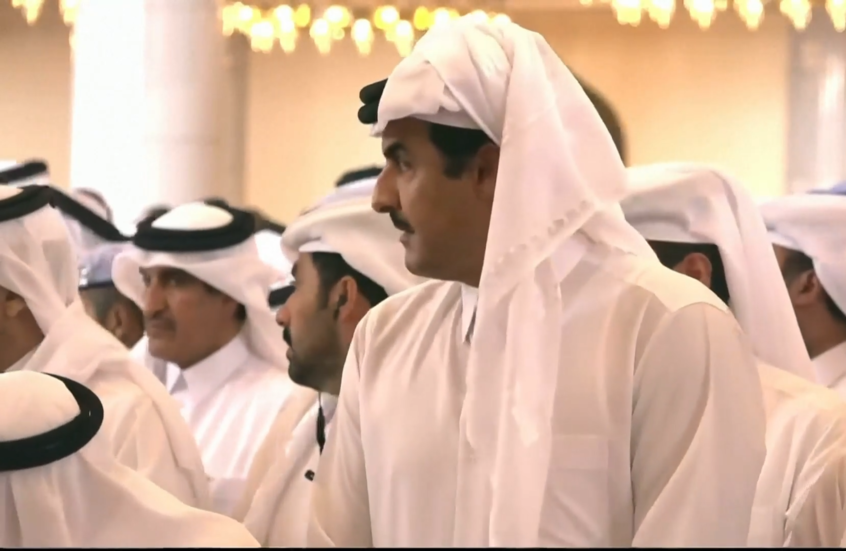 أمير قطر يؤدي صلاة الجنازة على ضحايا الهجوم الإسرائيلي بالدوحة