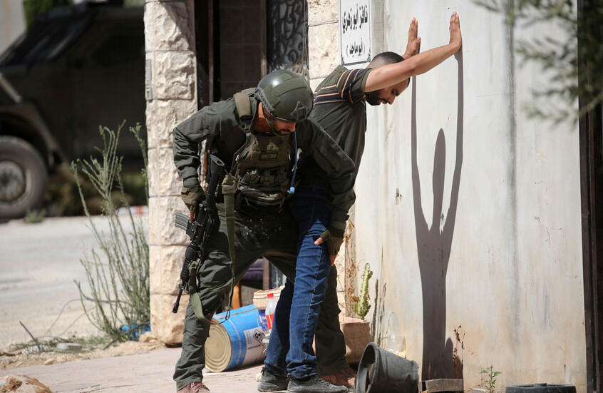 في مشهد غير إنساني.. الجيش الإسرائيلي يعتقل عشرات الفلسطينيين في طولكرم  (فيديو)