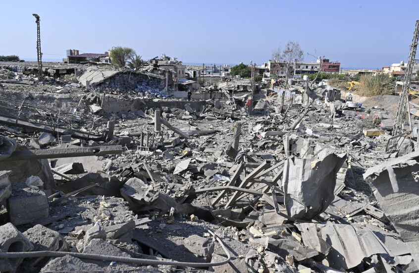 مسيرة إسرائيلية تستهدف سيارة في جنوب لبنان وتفجير منزل في ميس الجبل (فيديو)