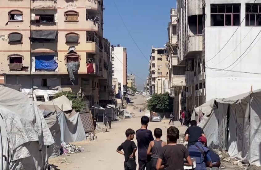 لحظة استهداف إسرائيلي لمبنى سكني في شارع النصر غربي غزة