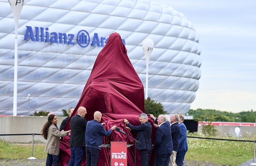 الكشف عن تمثال "القيصر" بيكنباور في ساحة ملعب "أليانز أرينا"