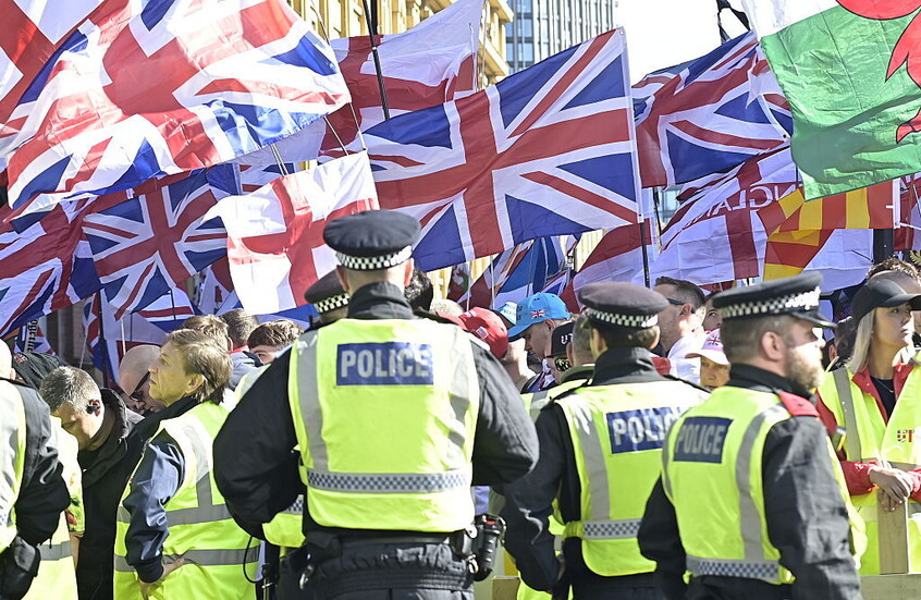 اشتباكات بين متظاهرين بريطانيين في احتجاجات مناهضة لحكومة ستارمر (فيديو)