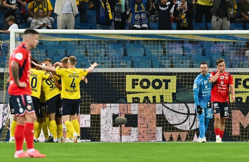 شاهد.. حارس مرمى يهدي هدفا لفريق الخصم