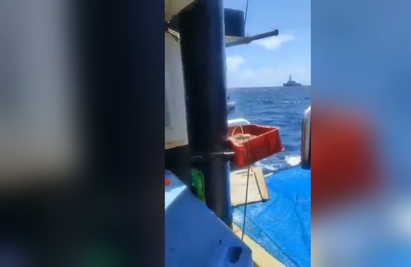 لحظة اعتراض مدمرة أمريكية لسفينة صيد فنزويلية