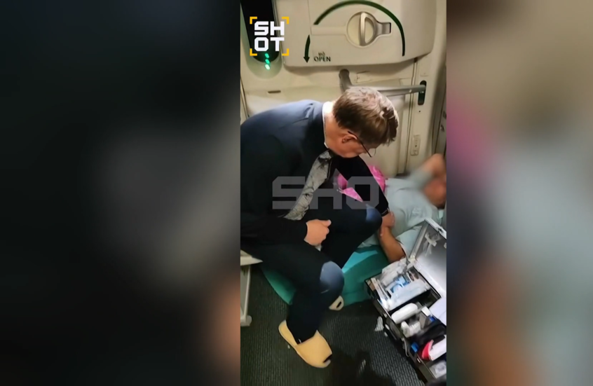 وزير الصحة الروسي ينقذ راكبا على متن طائرة متجهة إلى فيتنام