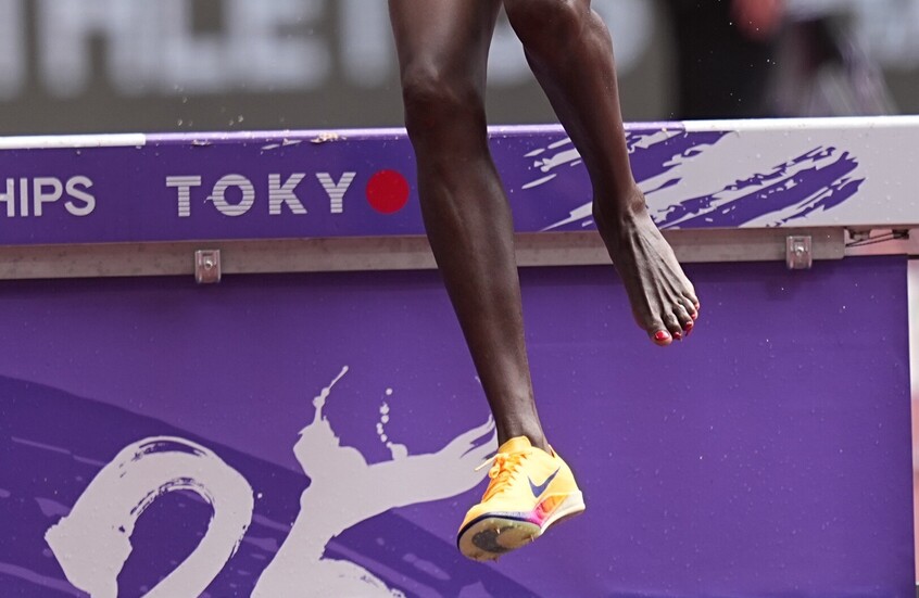 عداءة تكمل سباقا في بطولة العالم بفردة حذاء واحدة