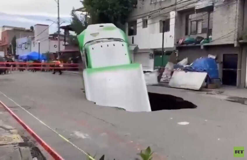 المكسيك.. حفرة عملاقة تبتلع شاحنة