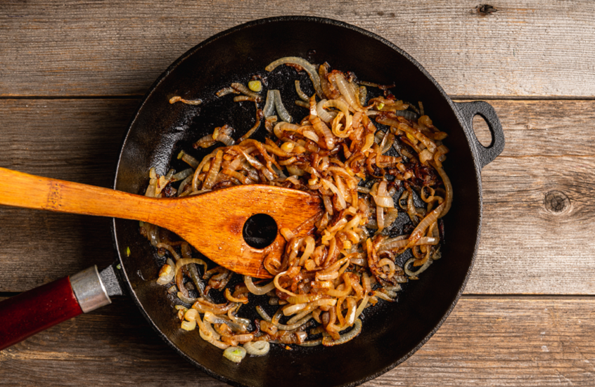 سر تسريع طهي البصل المكرمل بمكون واحد فقط!