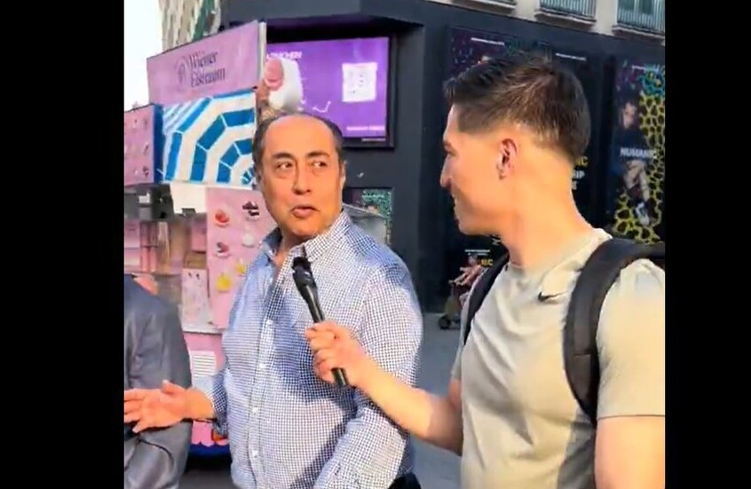 بلوغر ياباني يفاجئ مسؤولا بجامعة الدول بسؤال عن مصر (فيديو)