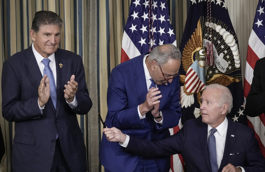 سيناتور ينتقد بايدن بسبب "إرساله شيكا لعينا للجميع" ويتحدث عن "مزاجه السيئ للغاية" في كتابه الجديد