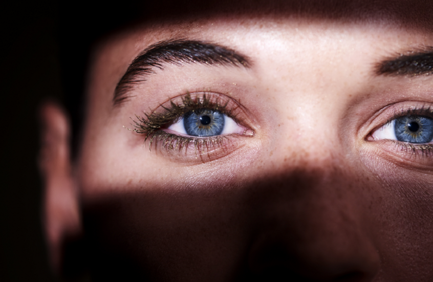 سر العيون الزرقاء.. جمال يخفي حقيقة علمية