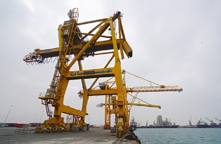 الجيش الإسرائيلي: 12 غارة استهدفت 3 أرصفة في ميناء الحديدة اليمني