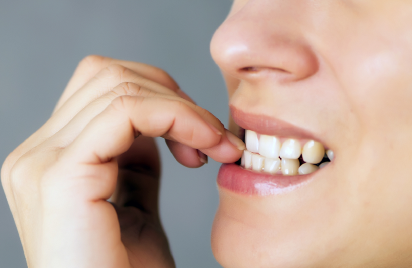 تحذير صحي من عواقب قضم الأظافر