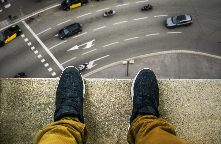 مشهد يحبس الأنفاس في لبنان.. شاب يحاول الانتحار وتدخل البعض ينقذه في اللحظة الأخيرة (فيديوهات)