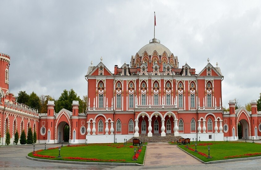 قصر "بيتروفسكي" التاريخي في موسكو.. بين أسرار الماسونية وملاحم الأباطرة ونابليون (صور +فيديو)