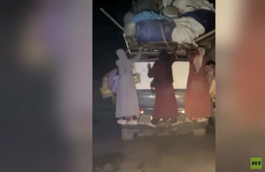 غزة.. فلسطينيات يتشبثن بمركبة مكتظة في رحلة نزوح قاسية