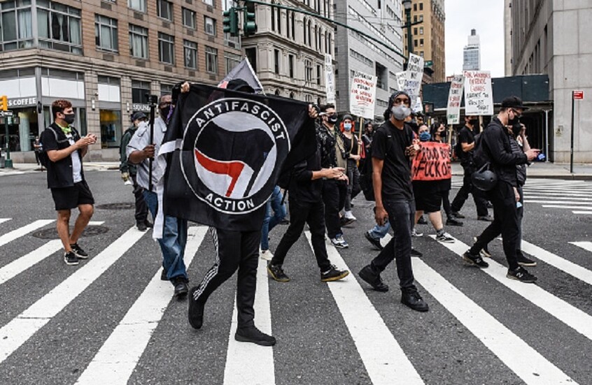 ترامب يتعهد بملاحقة ممولي حركة "أنتيفا" بعد قراره تصنيفها كجماعة إرهابية