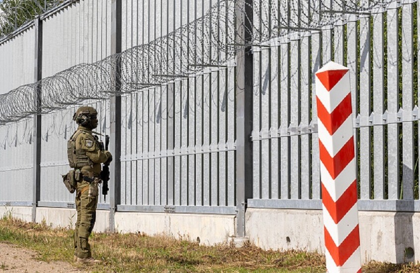 "بوليتيكو" تكشف عن الضرر الباهظ بالشريان التجاري جراء إغلاق بولندا حدودها مع بيلاروس