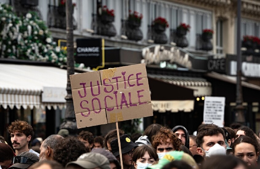 فرنسا.. مليون عامل إلى الشارع لمواجهة سياسات ماكرون