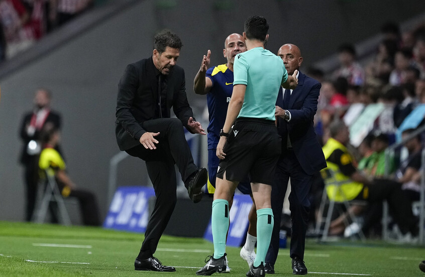 سيميوني يواجه مشجعا بعد هدف الفوز لليفربول ويوضح سبب غضبه