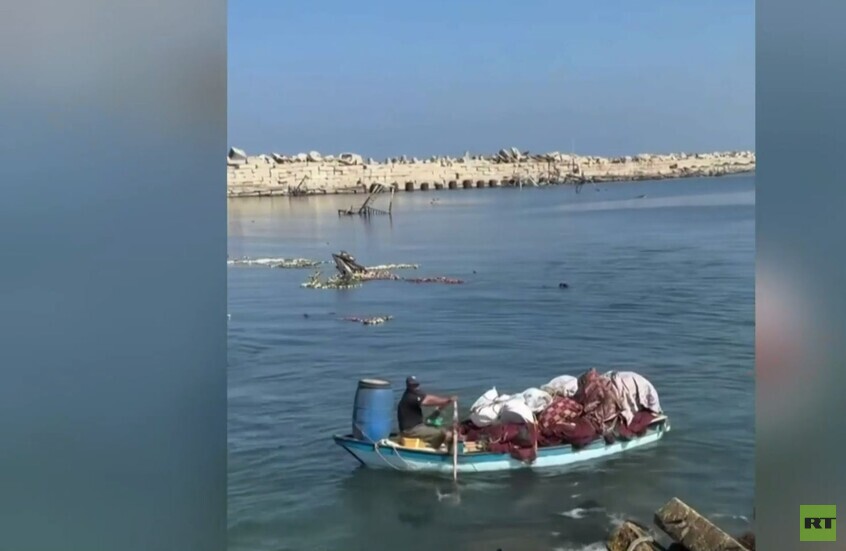 قطاع غزة.. نزوح على متن قوارب بدائية هربا من القصف والدمار