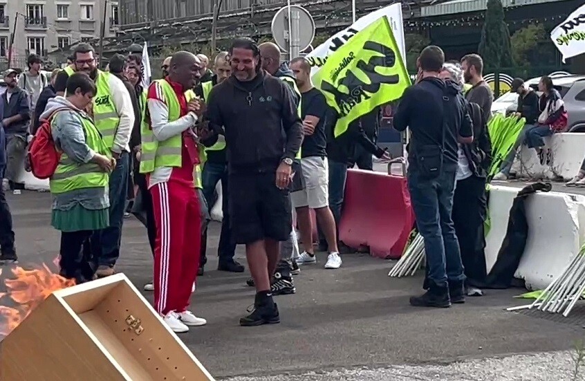 المتظاهرون في باريس ينشدون أغاني على أنغام "كاتيوشا"