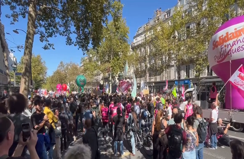"الشارع الفرنسي ينتفض".. مشاركة أكثر من مليون شخص في احتجاجات ضد إجراءات التقشف (فيديوهات)