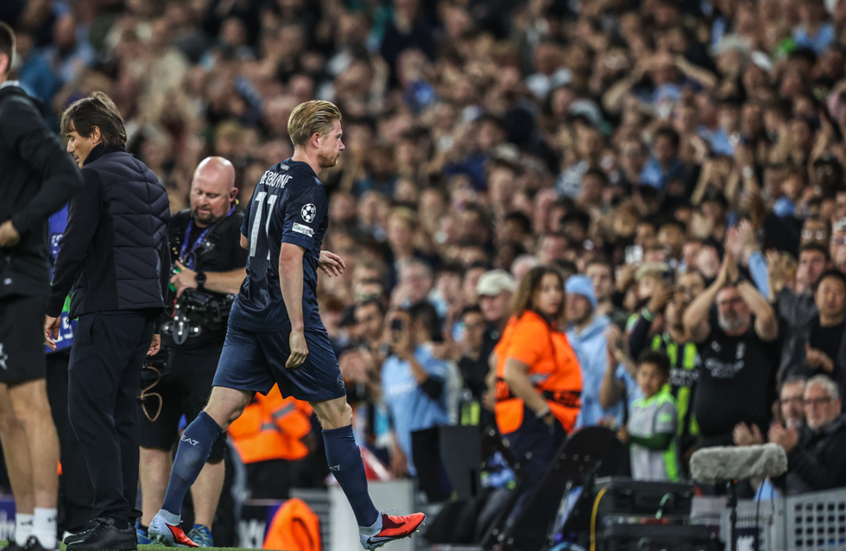 بسبب هفوة مدافع نابولي.. عودة دي بروين إلى ملعب مانشستر سيتي تنتهي بعد 25 دقيقة فقط!