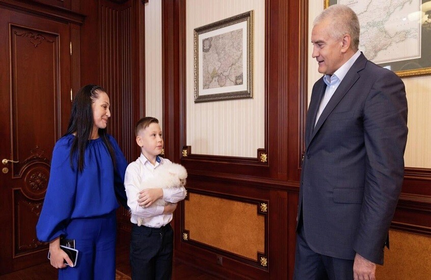 بوتين يحقق حلم طفل من القرم (فيديو + صور)